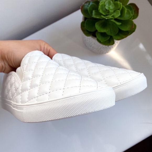 π WHITE QUILTED FAUX LEATHER CASUAL SNEAKERS! - Picture 7 of 17